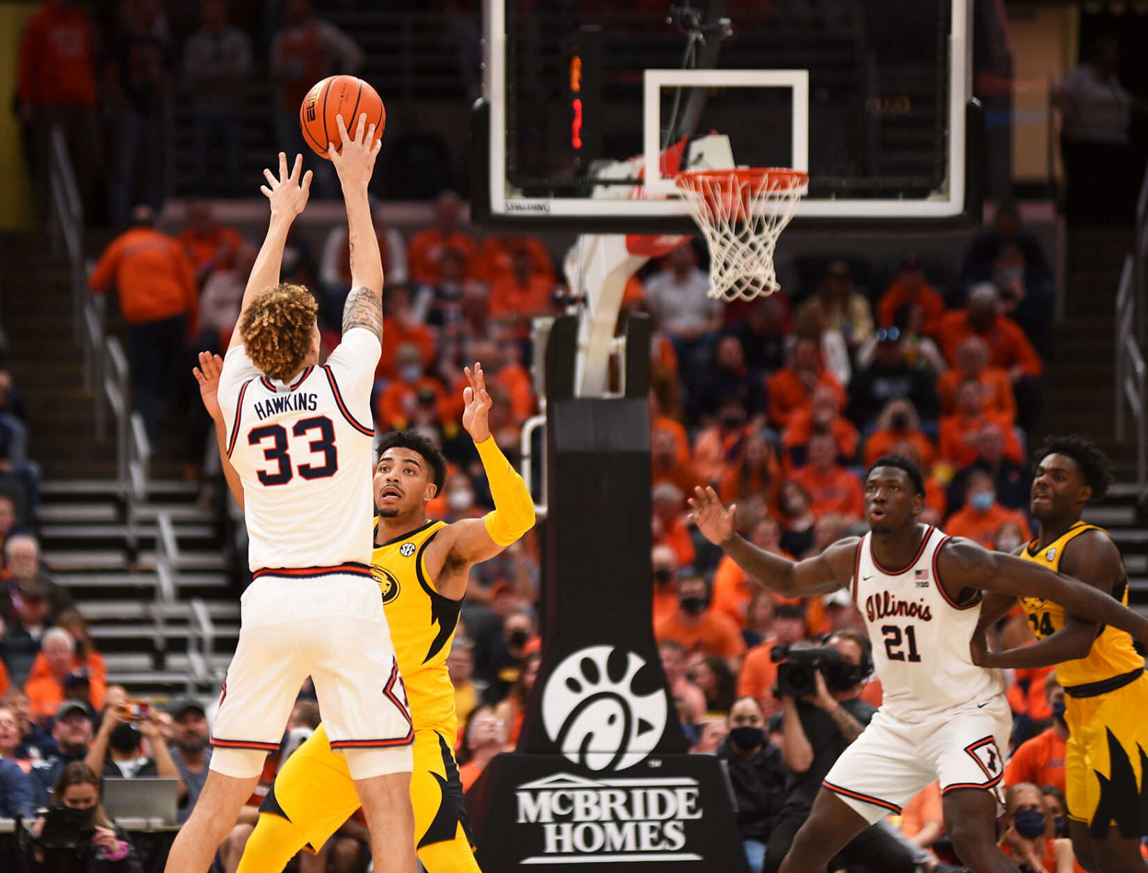 Illinois' Coleman Hawkins attempts a shot over Ronnie DeGray III